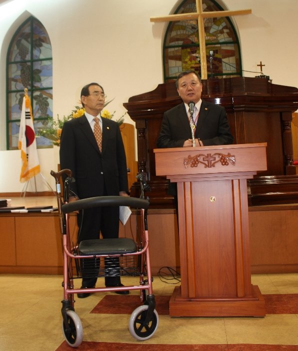 이동보조보행기와 지팡이를 기증하는 박찬영 목사님